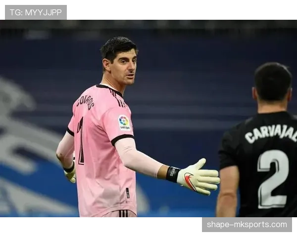 库尔图瓦荣膺西甲赛季最佳门将,稳健表现铸就皇马防线中坚 库尔图瓦荣膺西甲赛季最佳门将,稳健表现铸就皇马防线中坚