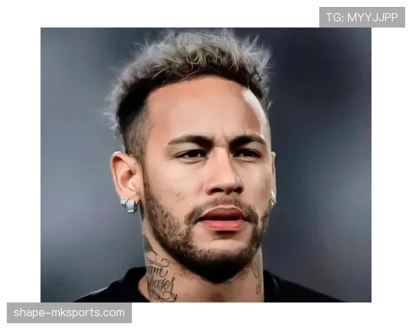 内马尔拎着能买套房的金链子去菜市场，路人表情比热搜还精彩