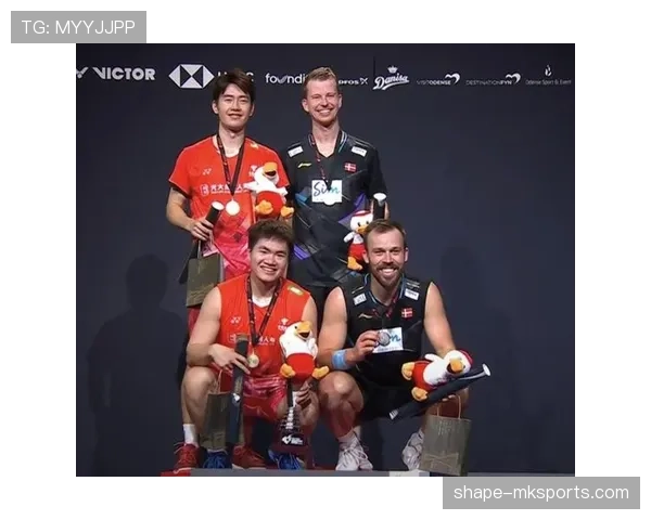 王昶领奖台像走红毯，训练馆里却拎着保温杯，这反差真让人笑抽了